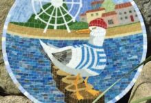 Балтийские чайки в вязаных шапках на курорте
