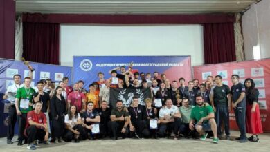 Калмыцкие армрестлеры с медалями после соревнования