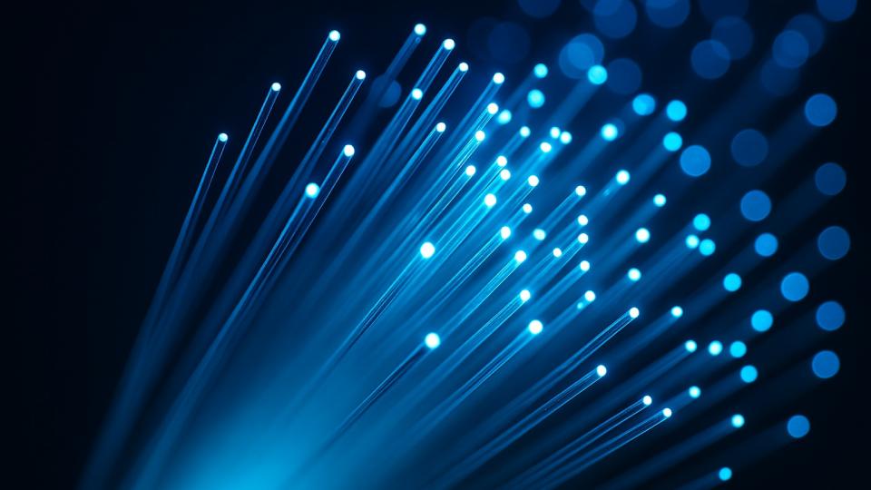 Физики работают с оптоволокном и жидким азотом в лаборатории.