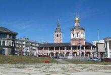 Туристы в Саратове исследуют культурные достопримечательности на автобусе