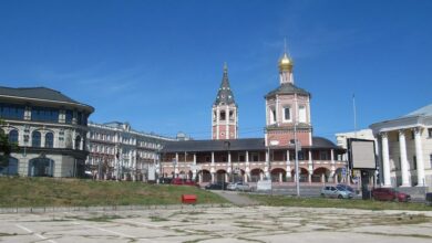 Туристы в Саратове исследуют культурные достопримечательности на автобусе