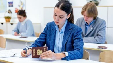 Группа рязанских вундеркиндов с дипломами об окончании школы