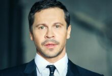Павел Деревянко и его супруга на кухне, обсуждающие карьерные вопросы