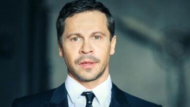 Павел Деревянко и его супруга на кухне, обсуждающие карьерные вопросы