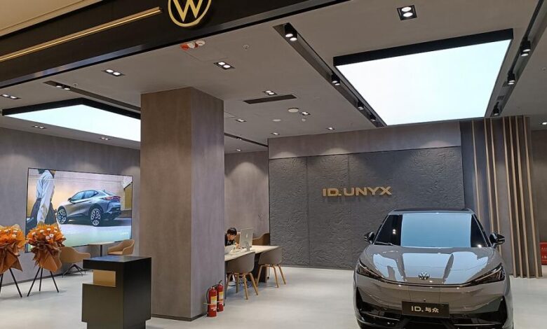 Изображение автомобиля Volkswagen, символизирующего переход к экологии и устойчивому развитию