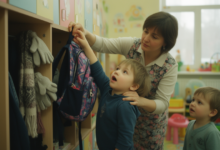 Дети в космических кроватях на фоне грядок чудес, символизирующих суперспособности и идеальную речь.
