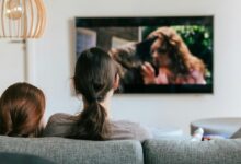 Люди смотрят сериалы в домашних кинотеатрах