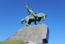 Изображение меда из Башкортостана с туристами на фоне