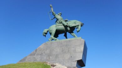 Изображение меда из Башкортостана с туристами на фоне