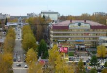 Поезд Арктического экспресса движется по золотым рекам Коми, открывающим путь к Северному Ледовитому океану.