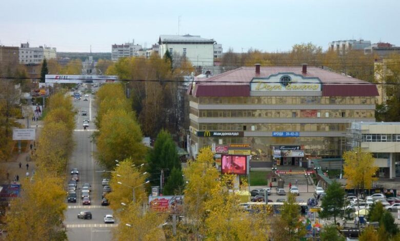 Поезд Арктического экспресса движется по золотым рекам Коми, открывающим путь к Северному Ледовитому океану.