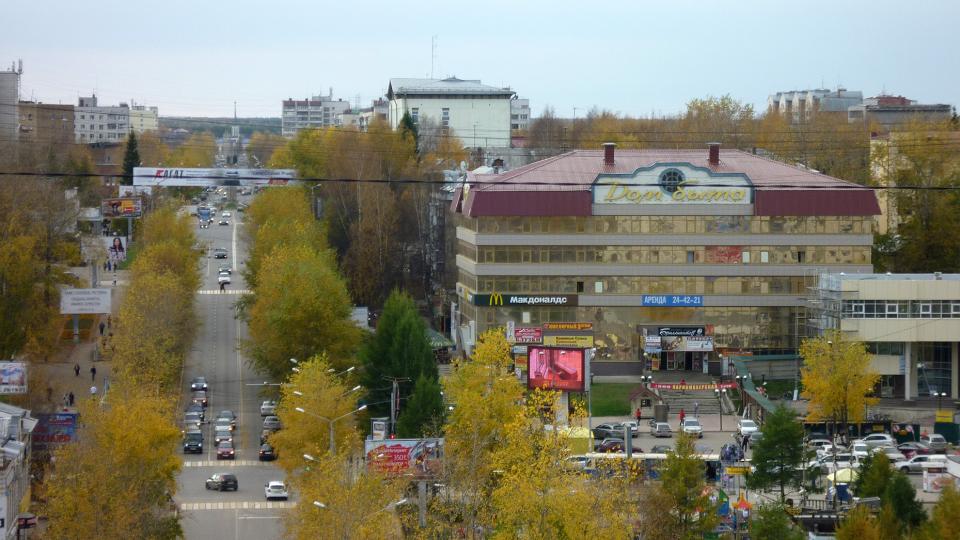 Поезд Арктического экспресса движется по золотым рекам Коми, открывающим путь к Северному Ледовитому океану.