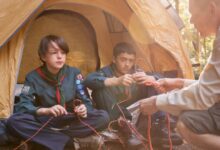 Дети играют на пляже в Севастополе, наслаждаясь летними каникулами с кэшбеком.