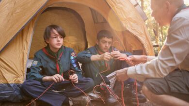 Дети играют на пляже в Севастополе, наслаждаясь летними каникулами с кэшбеком.