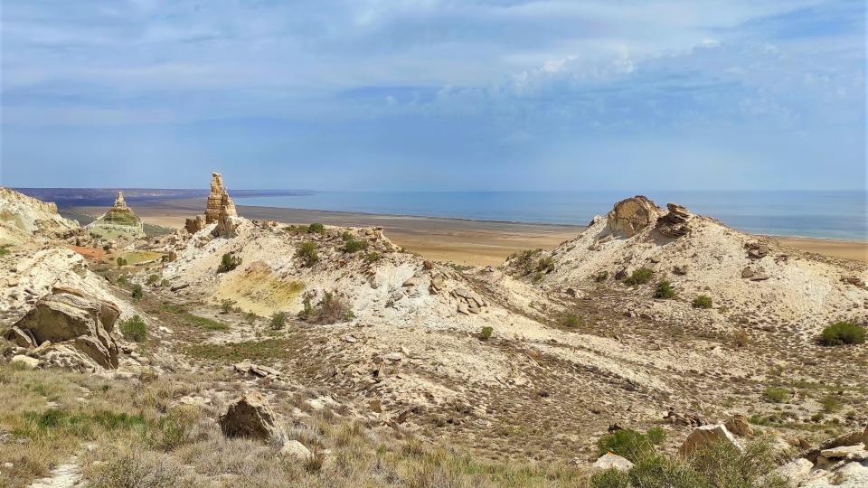 Средневековый город на дне обмелевшего Аральского моря, с дамбой и без стен.