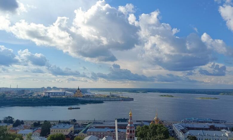 Пельмени с соевым соусом на фоне достопримечательностей Нижнего Новгорода и Хэйхэ