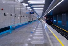 Пассажиры метро среди бабочек и кораллов