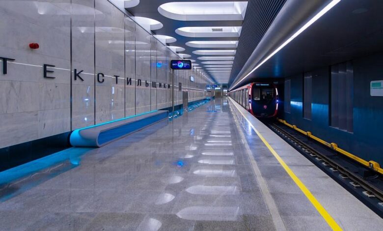 Пассажиры метро среди бабочек и кораллов