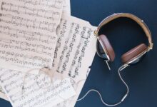 Изображение, иллюстрирующее влияние музыки Моцарта на мозг, сравниваемое с восприятием бабушкиных сказок