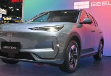 Geely EX5 на фоне живописного пейзажа, символизирующий долгие поездки без остановок на заправках