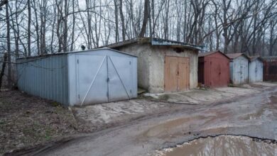 Суровые челябинские мужчины на фоне гаражей