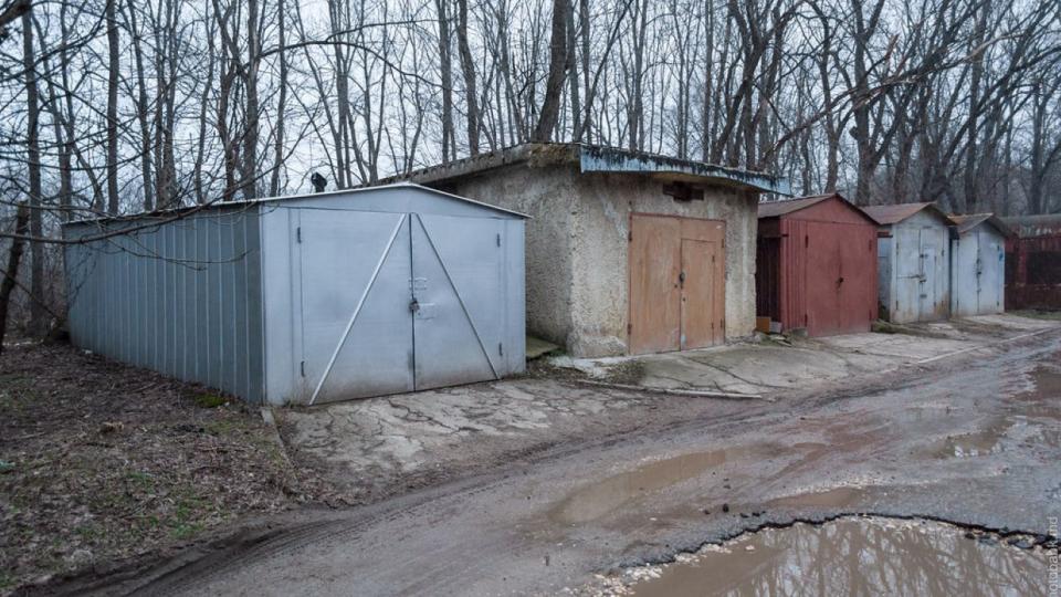 Суровые челябинские мужчины на фоне гаражей