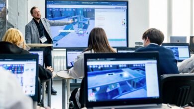 Иллюстрация электронного джинна, выходящего из офисной лампы