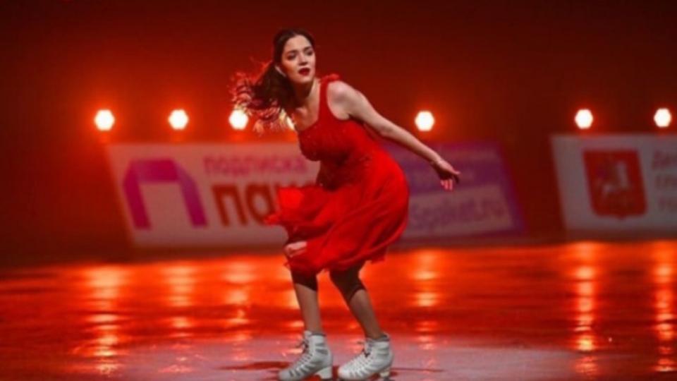 Евгения Медведева на льду, погруженная в размышления