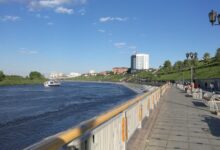 Тюменский Мост Влюбленных, украшенный 200 оттенками света в цветах триколора