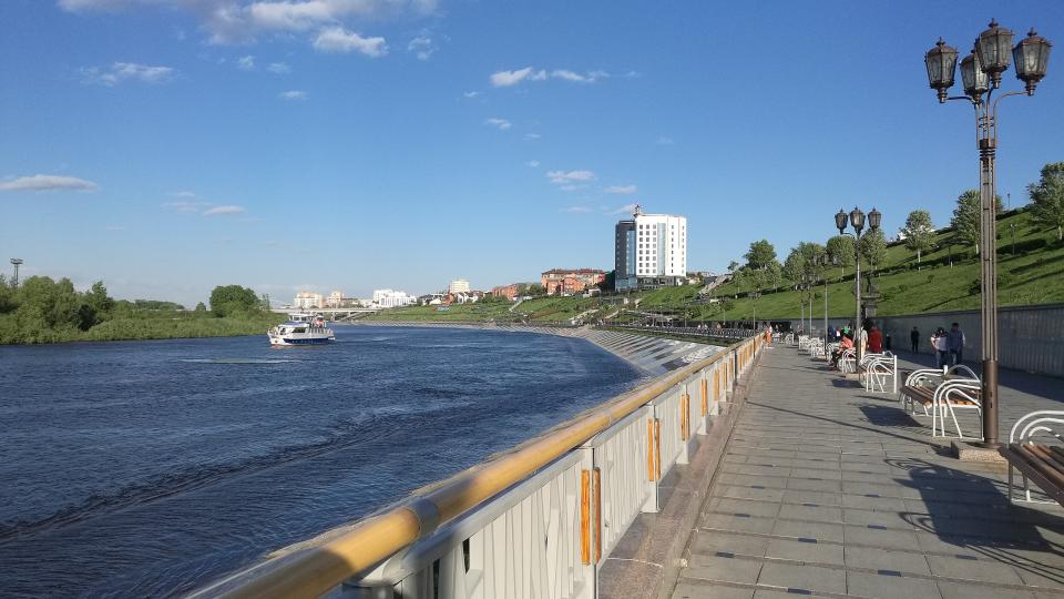 Тюменский Мост Влюбленных, украшенный 200 оттенками света в цветах триколора
