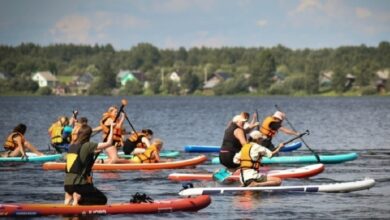 Семейная регата на Крошнозере, изображающая дедушек в викингов и мам в капитанов.