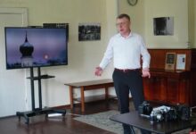 Фотография черно-белой магии, демонстрирующая навыки псковских фотографов