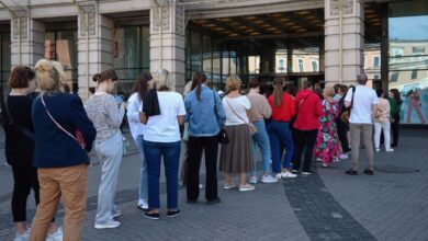 Молодые люди выбирают винтажные вещи в бутике