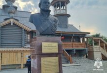 Изображение адмирала Ушакова, бросающего якорь на реке Волга