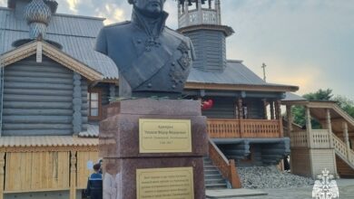 Изображение адмирала Ушакова, бросающего якорь на реке Волга