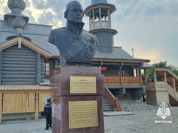 Изображение адмирала Ушакова, бросающего якорь на реке Волга