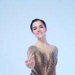 Буланова и Ягудин на коньках, исполняющие хиты девяностых