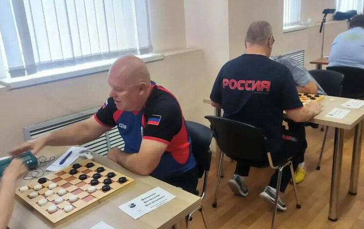 Мариупольский гений тактильных шашек на пьедестале почета с бронзовой медалью Кубка России.