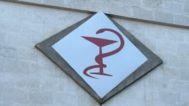 Изображение Гиппократа, собирающего чемоданы на фоне горных пейзажей