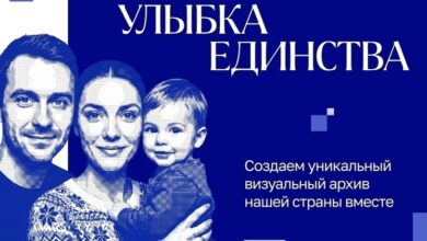 Люди из НАО улыбаются в столице, демонстрируя позитив и радость.