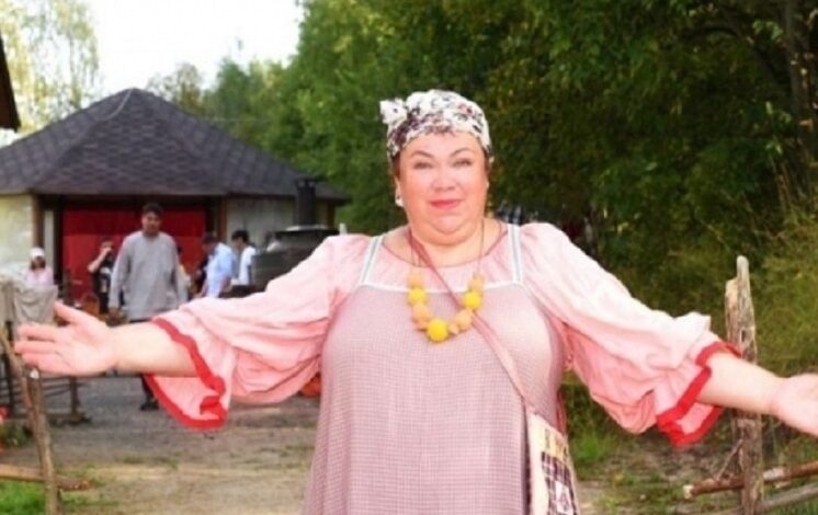 Деревенский пирог и радостные люди на фоне карельской природы