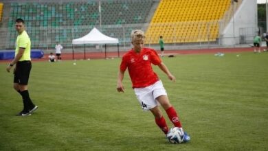 Футболисты Геленджика с золотыми медалями на фоне моря