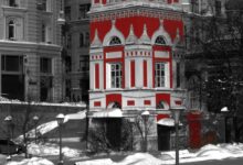 Изображение, иллюстрирующее юные таланты в Москве с акцентом на монохромные элементы и яркие красные детали.