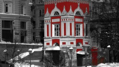 Изображение, иллюстрирующее юные таланты в Москве с акцентом на монохромные элементы и яркие красные детали.