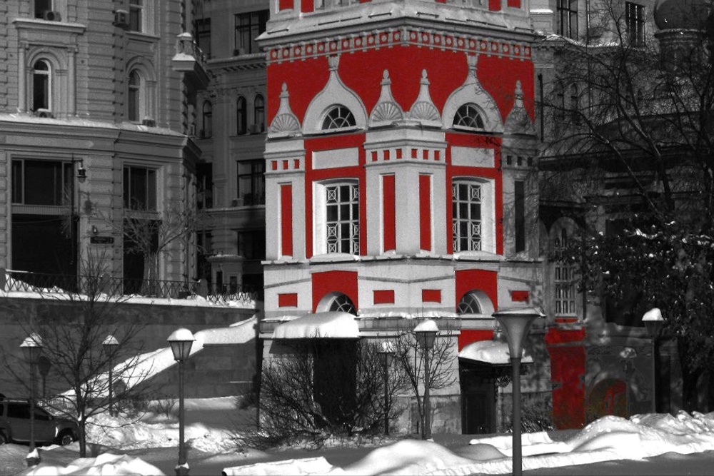 Изображение, иллюстрирующее юные таланты в Москве с акцентом на монохромные элементы и яркие красные детали.