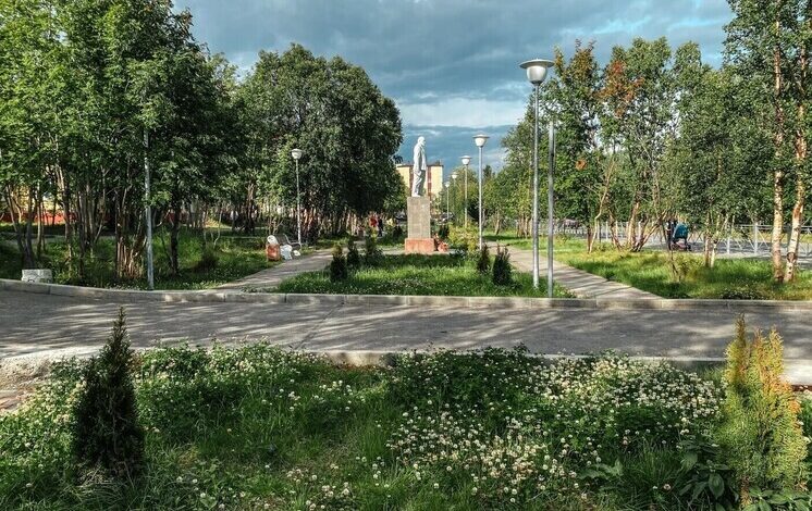 33 зеленых спартанца на фоне сурового северного пейзажа