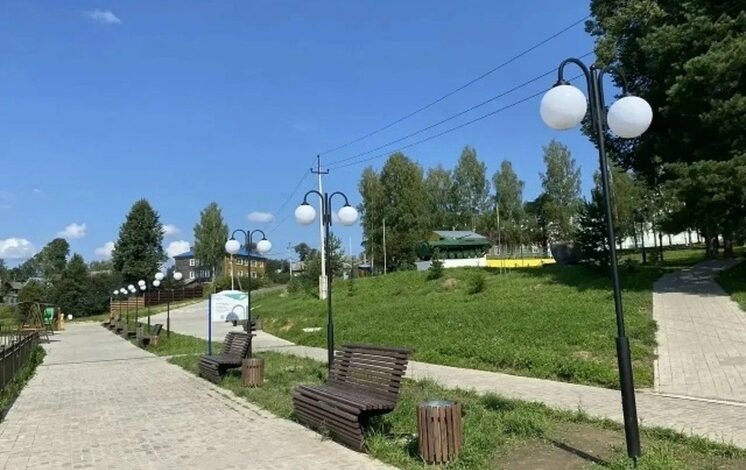 Набережная реки Юг с утками на фоне новых строений Никольских Афин.