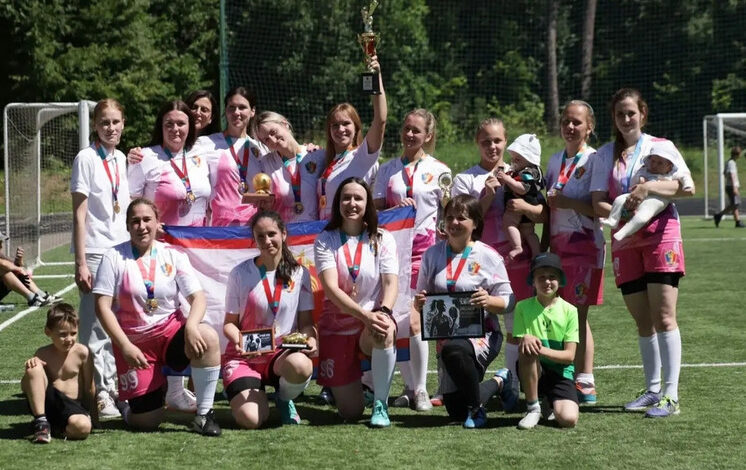Настя и команда девушек из Печерска празднуют победу на Кубке Феникса