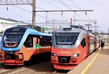 Поезд на смоленских магистралях с улыбающимися пассажирами