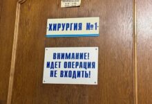 Американская Бэтгёрл снимает маску, символизируя успех петербургских хирургов в операции на маленькой Луне